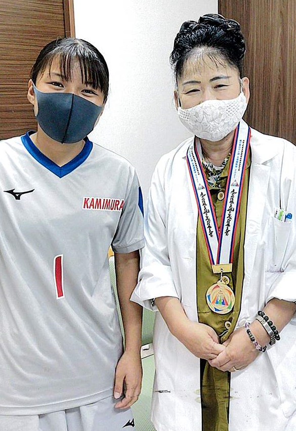 祝 優勝 神村学園女子サッカー部のgk坂口波さんが表敬訪問されました 前原総合医療病院 医療法人誠心会 痛みのご相談はペインクリニックへ